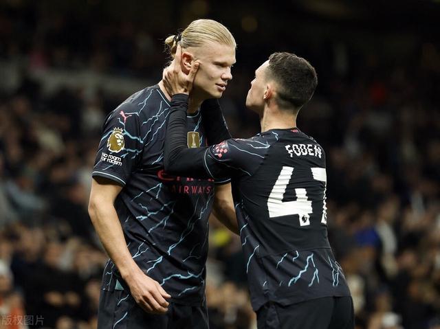 曼城球员签下新合同,继续效力球队 曼城球员签下新合同,继续效力球队