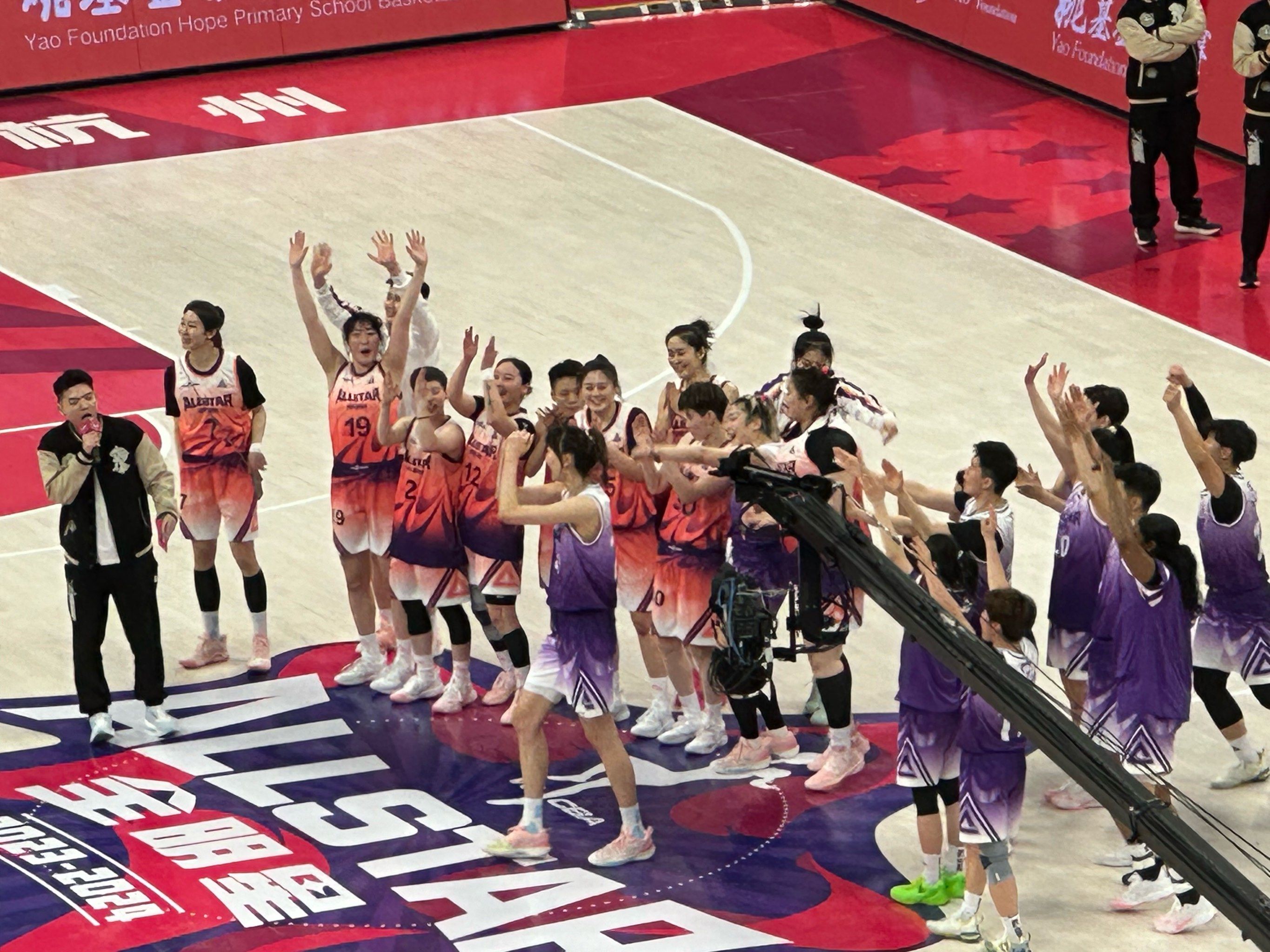 足球全明星友谊赛精彩纷呈,观众欢呼不断 足球全明星友谊赛精彩纷呈,观众欢呼不断