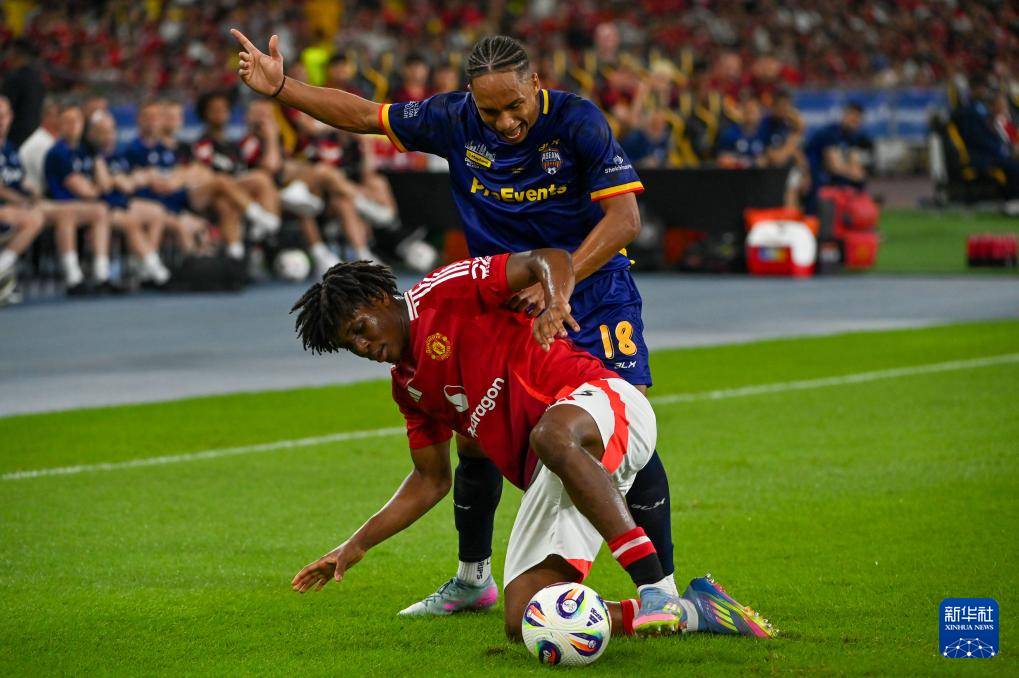 足球全明星友谊赛精彩纷呈,观众欢呼不断 足球全明星友谊赛精彩纷呈,观众欢呼不断