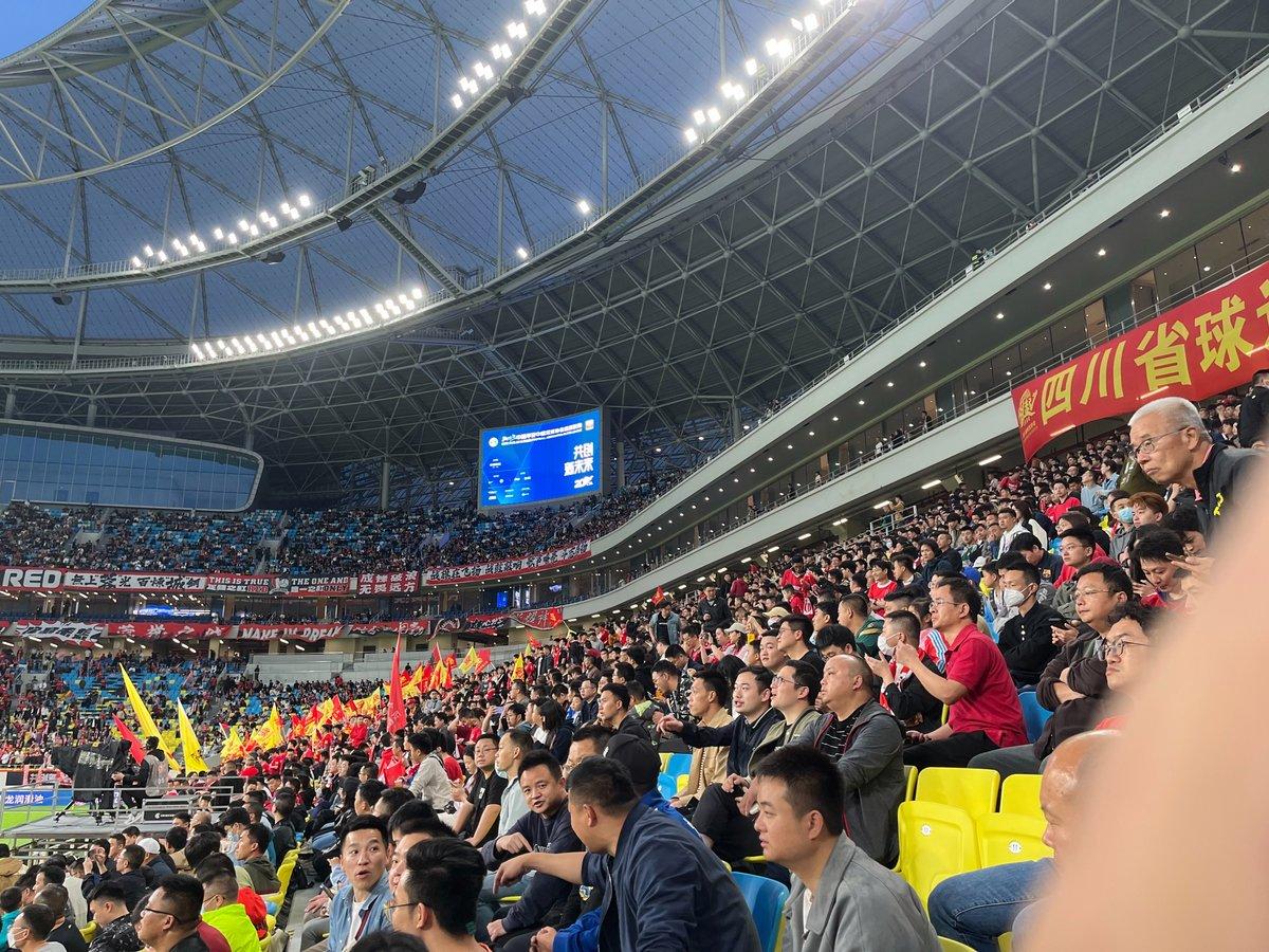 爱游戏下载-足球比赛现场球迷呐喊声不绝于耳，激情四射