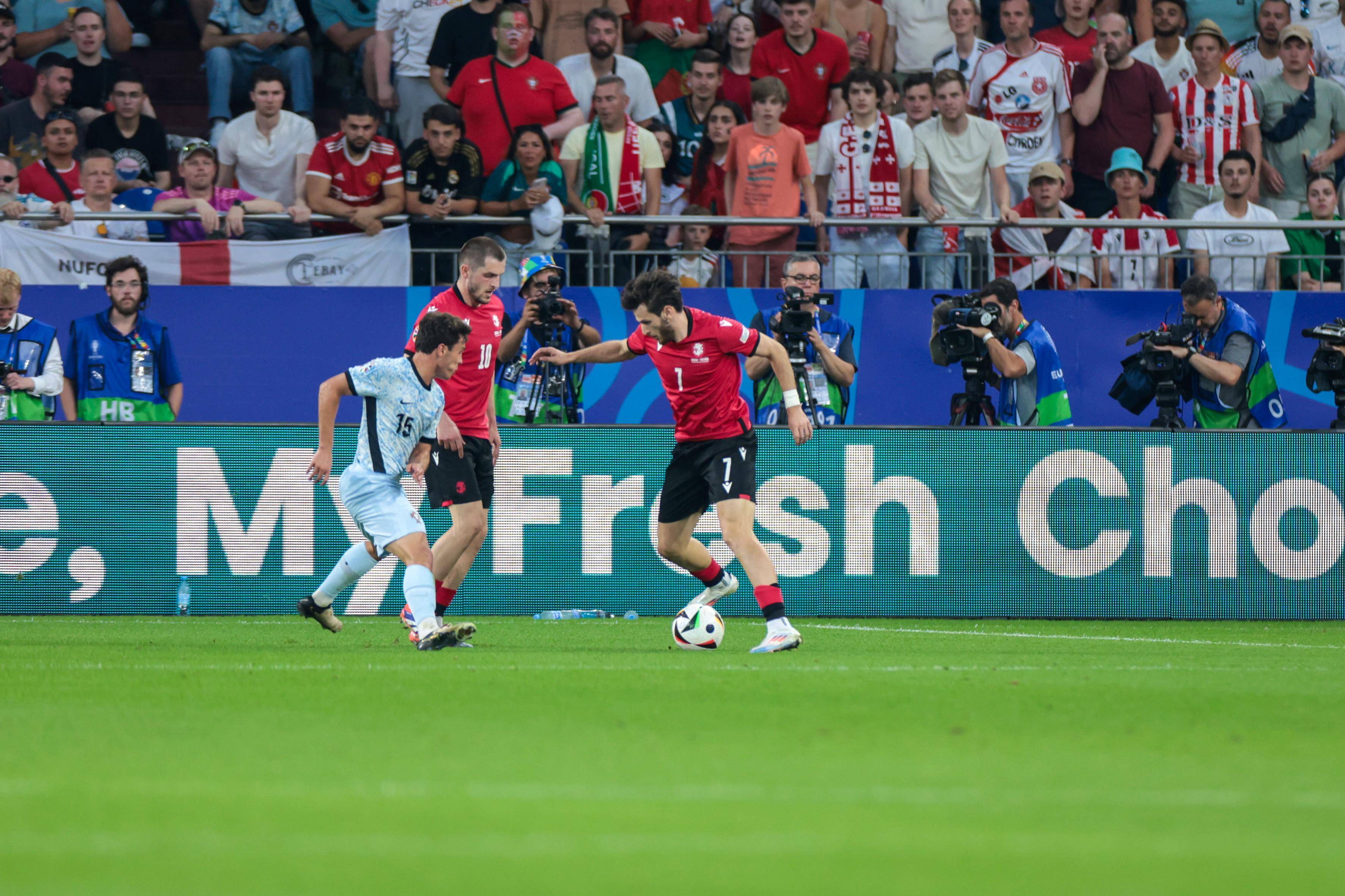 关键比赛!两支队伍实力均衡,谁能突破僵局! 关键比赛!两支队伍实力均衡,谁能突破僵局!