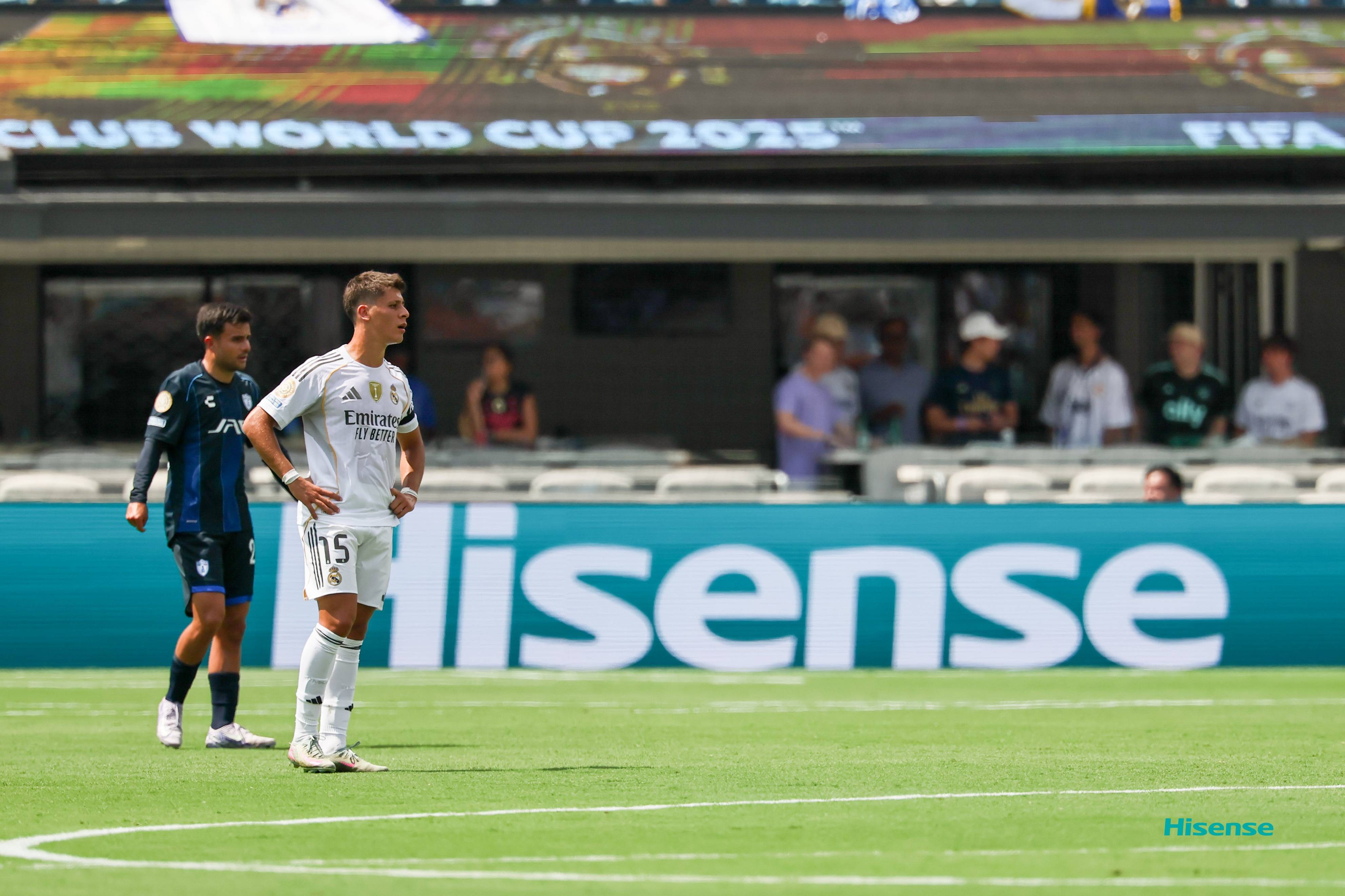 皇马中场展现技术过人,对手难以招架 皇马中场展现技术过人,对手难以招架