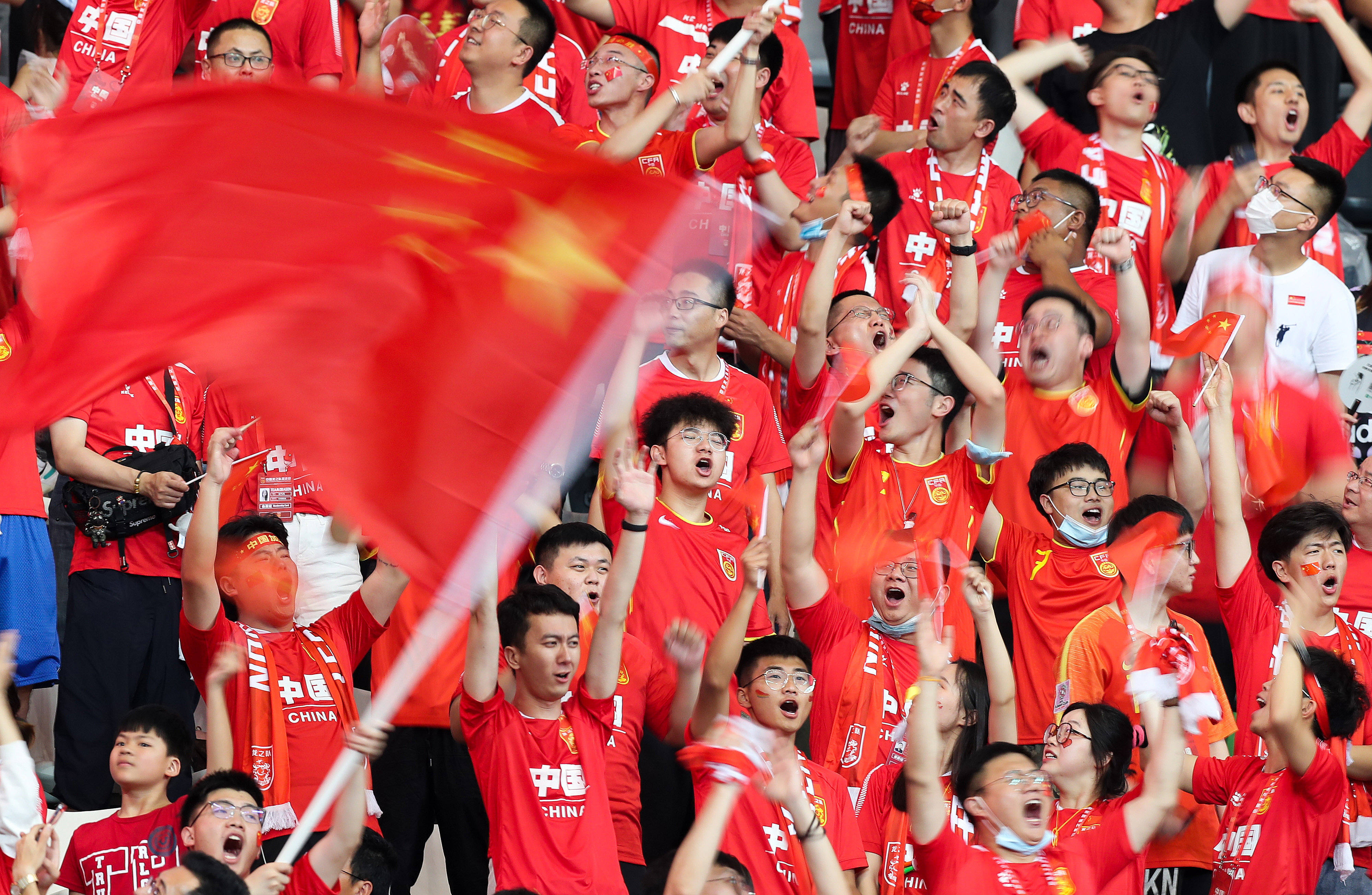 爱游戏在线-国内足球比赛最新战况：球队实力碾压对手取得胜利