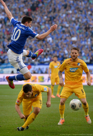 爱游戏-沙尔克04队受挫痛击败了奥格斯堡足球俱乐部