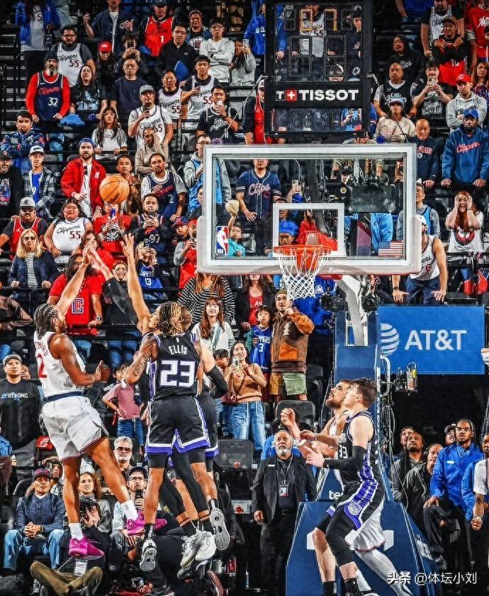 爱游戏官方入口-快船击败奇才，莱昂纳德分独霸全场，领袖霸气彰显