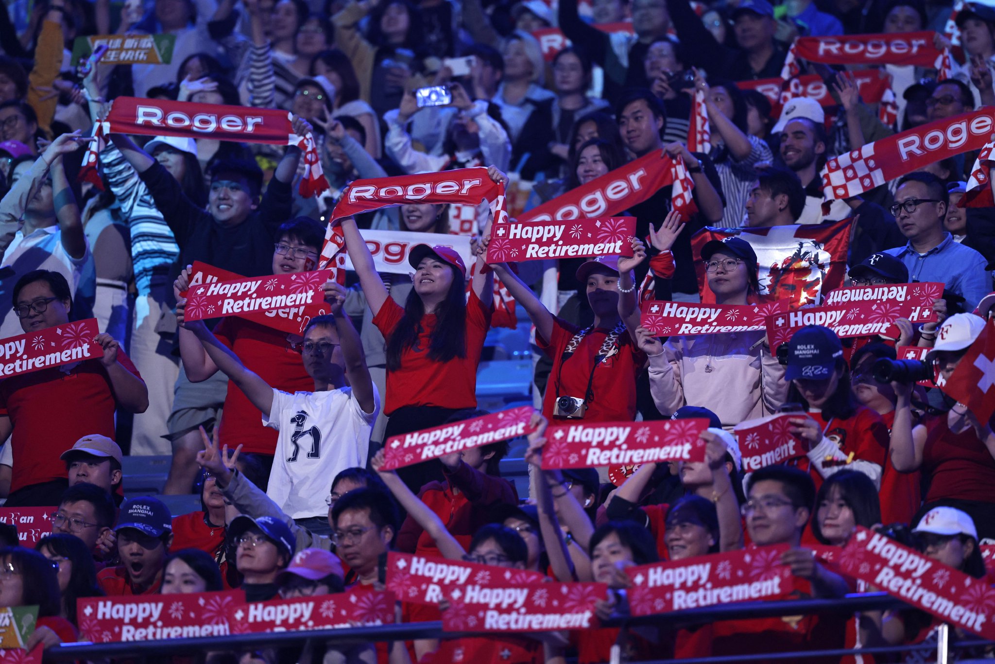 体育赛事热闹精彩,观众热情投入为选手加油 体育赛事热闹精彩,观众热情投入为选手加油