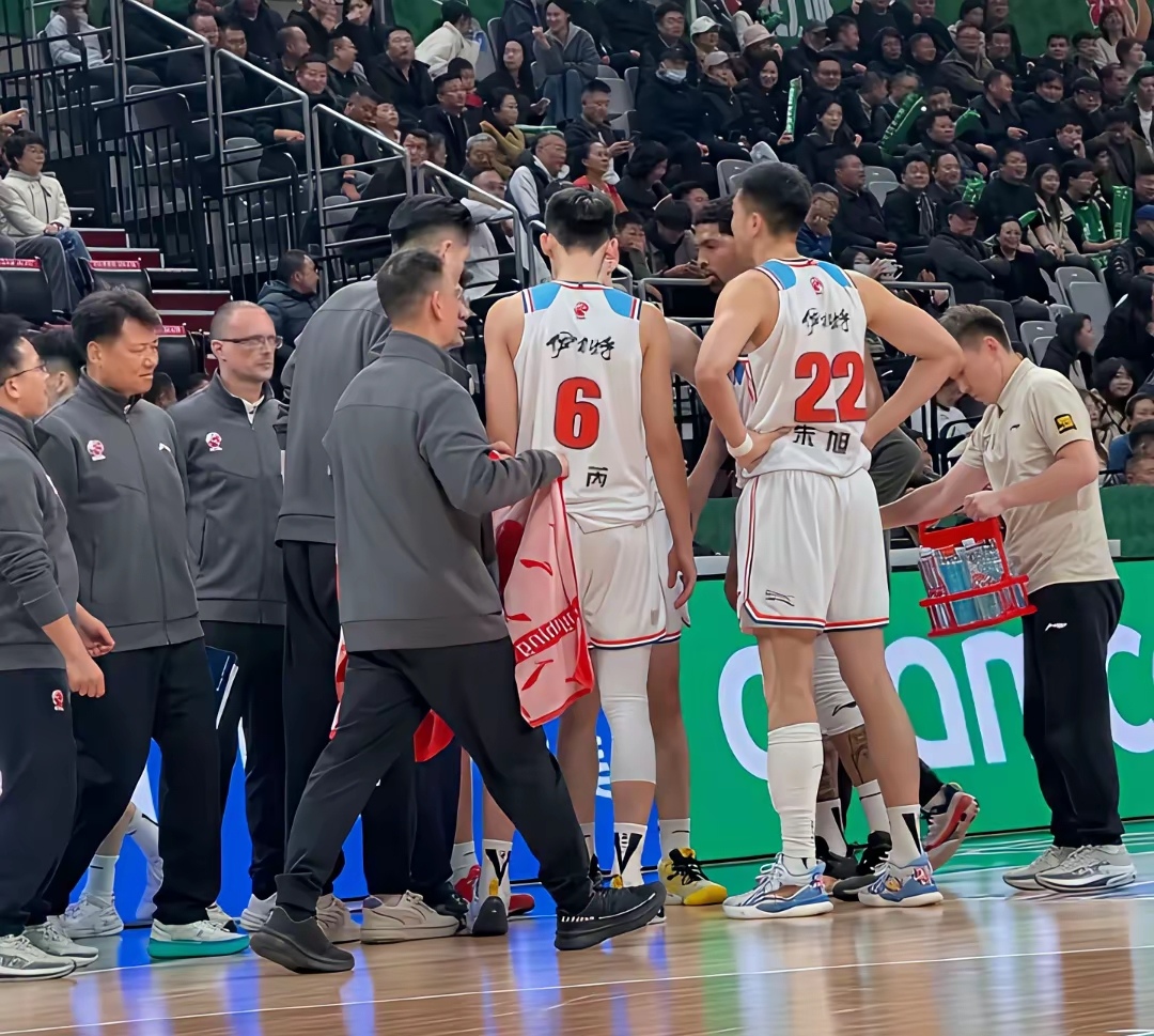 爱游戏官方-黑龙江男篮遭遇对手夹击，需调整阵容