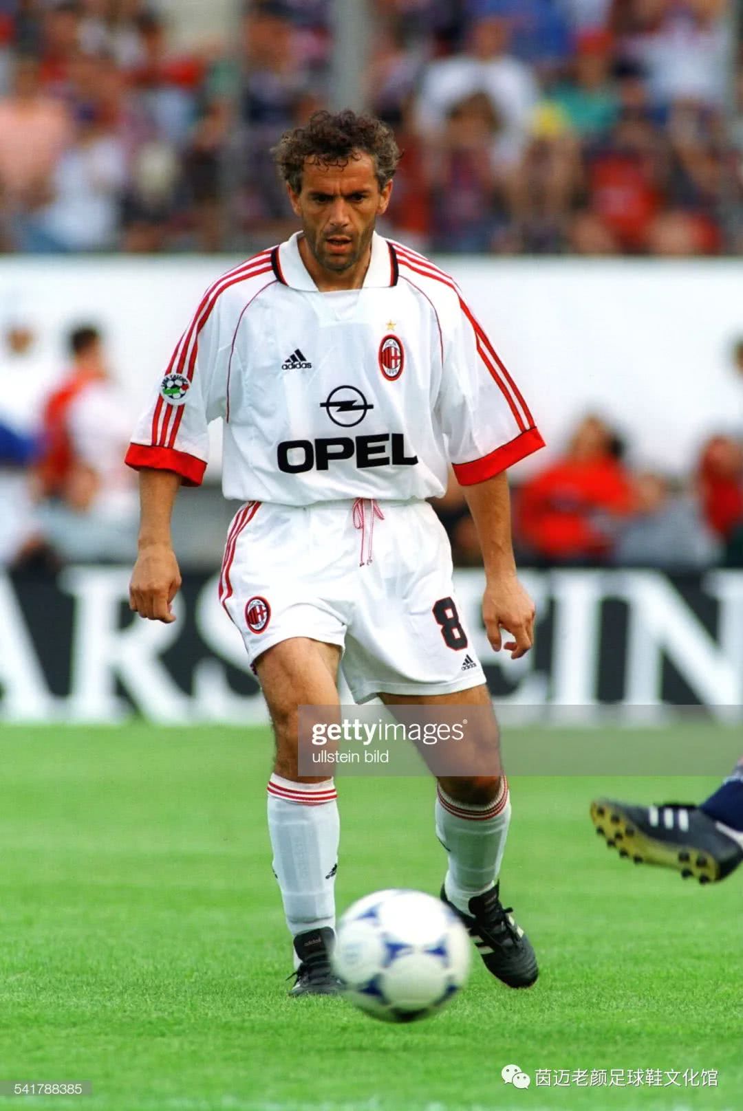 利沃诺被AC米兰逆转，连胜终结