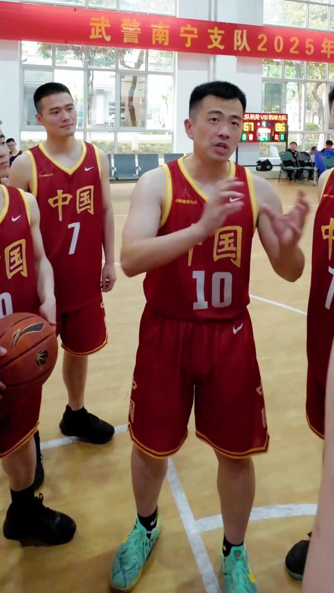 {随机}--强队挑战劲敌，篮球赛事呈现白热化局面