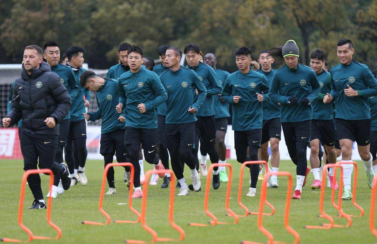 致敬足球传奇,迎接新的挑战,搏尽全力向前! 致敬足球传奇,迎接新的挑战,搏尽全力向前!