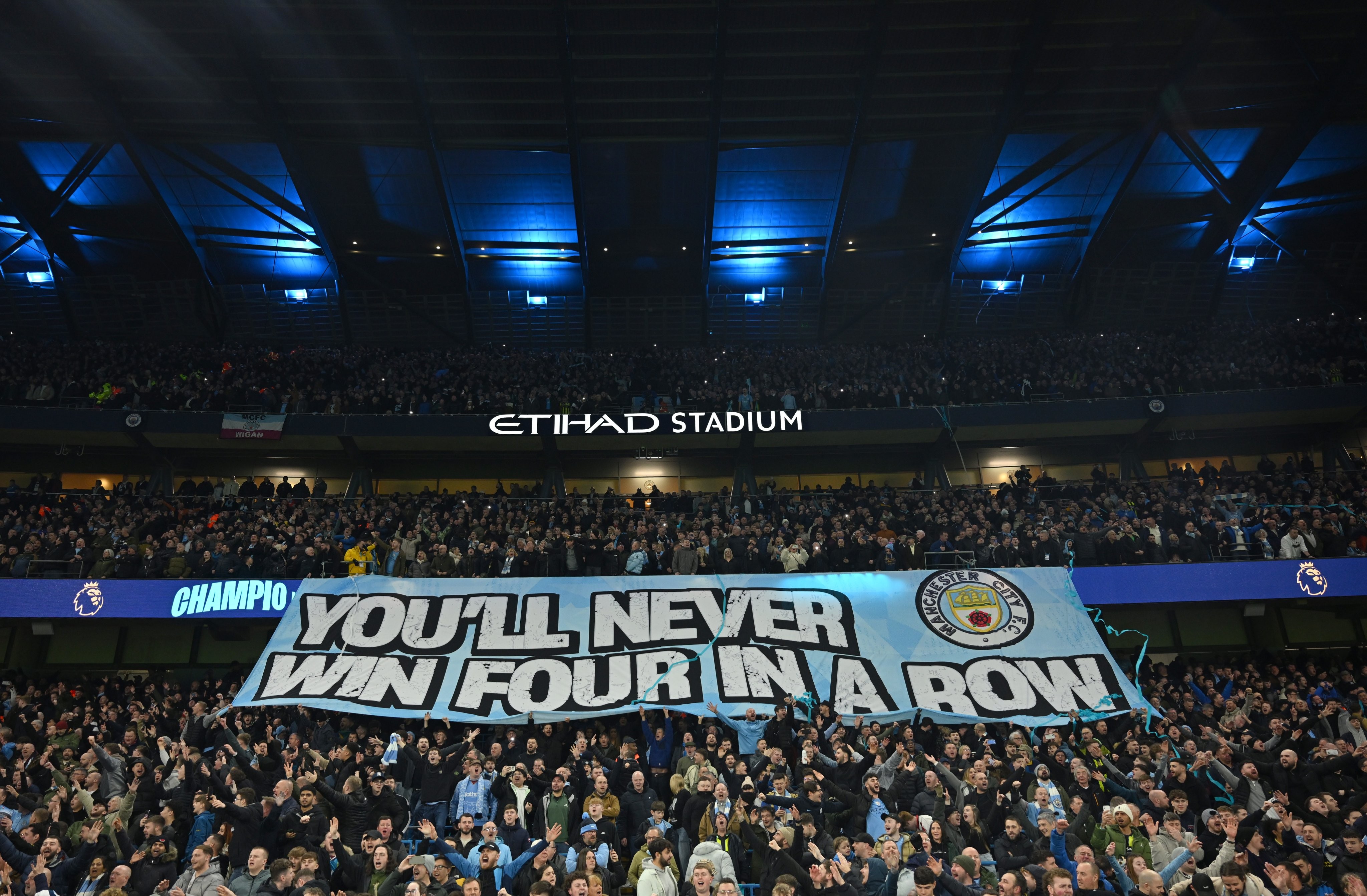 足球盛事席卷各地,球迷欢呼不已 足球盛事席卷各地,球迷欢呼不已