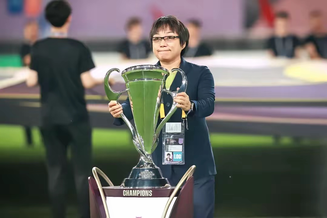 国际女足赛决赛现场,激烈角逐引人瞩目 国际女足赛决赛现场,激烈角逐引人瞩目