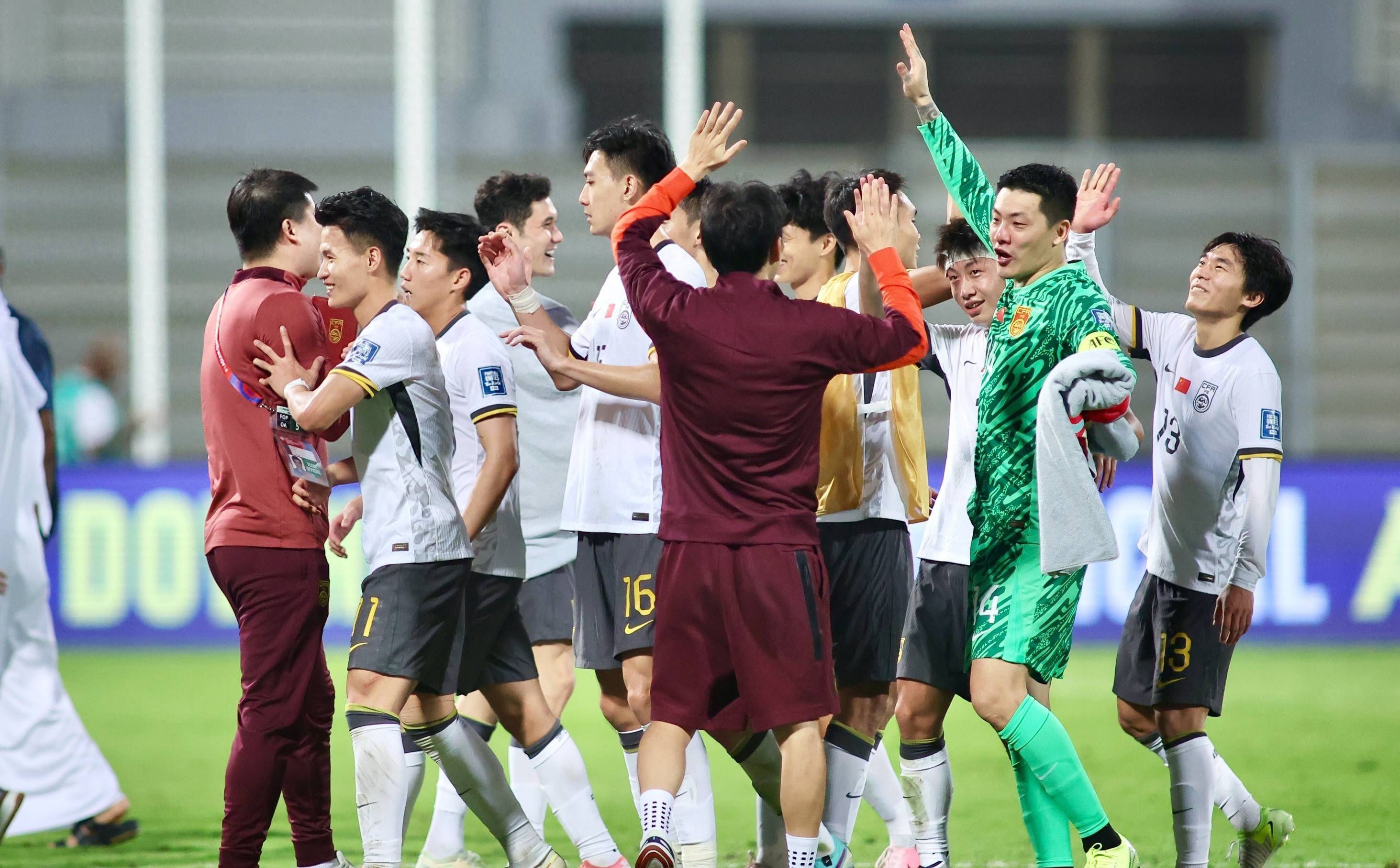 皇家马德里取得胜利,球员欢欣鼓舞 皇家马德里取得胜利,球员欢欣鼓舞