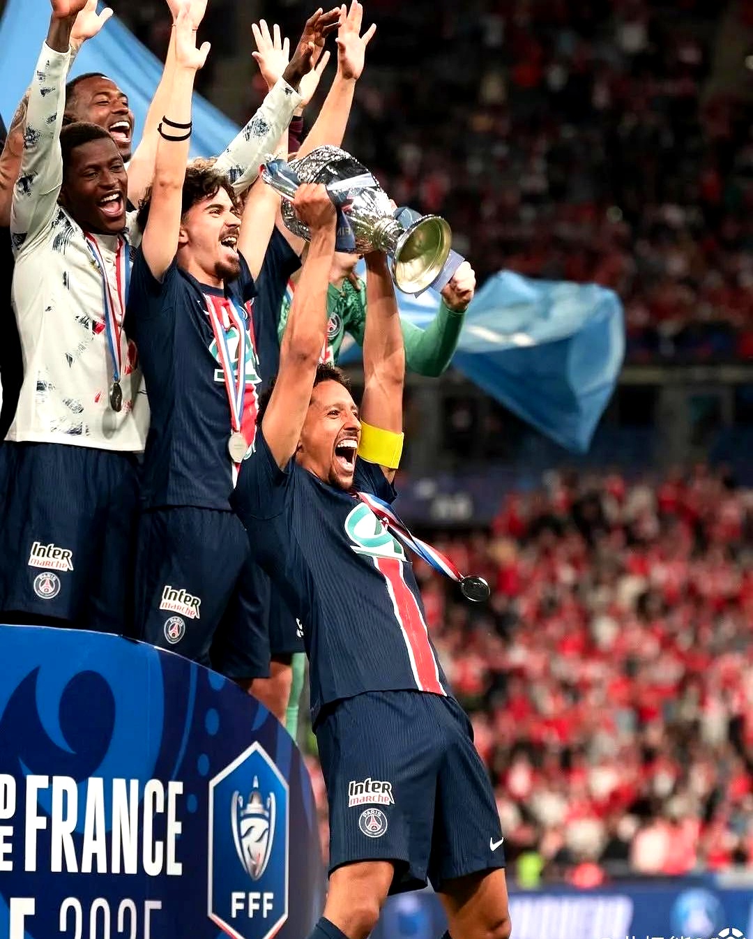 爱游戏下载-球队取得决定性胜利，领跑比赛