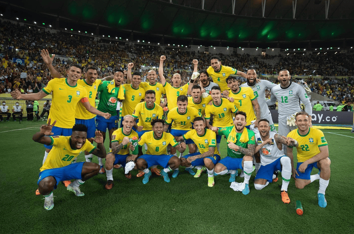 球队取得决定性胜利,领跑比赛 球队取得决定性胜利,领跑比赛