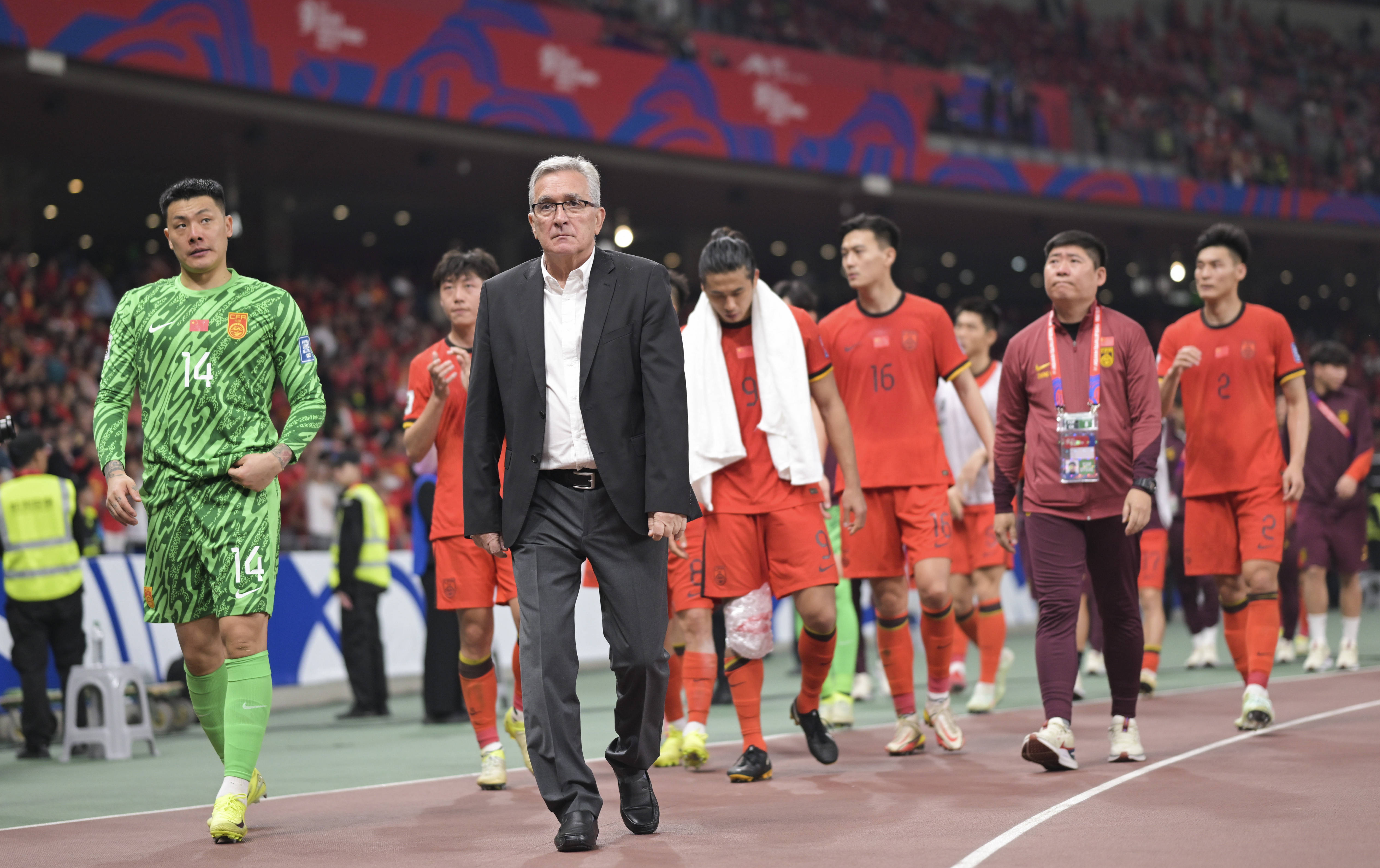 爱游戏-中国国家男子足球队将前往迪拜进行季前训练备战世预赛