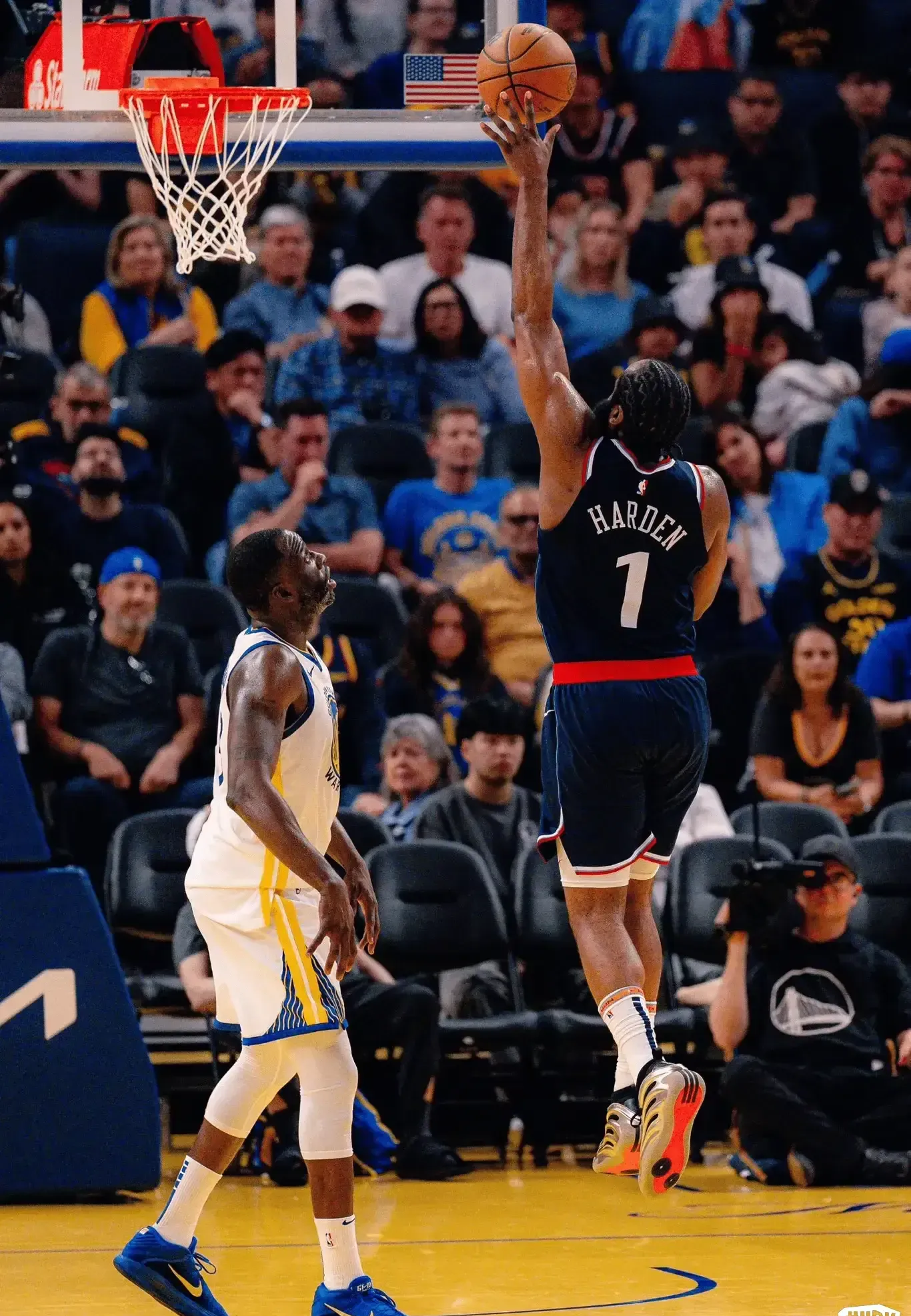 火箭主场大胜灰熊,哈登砍下30分 火箭主场大胜灰熊,哈登砍下30分