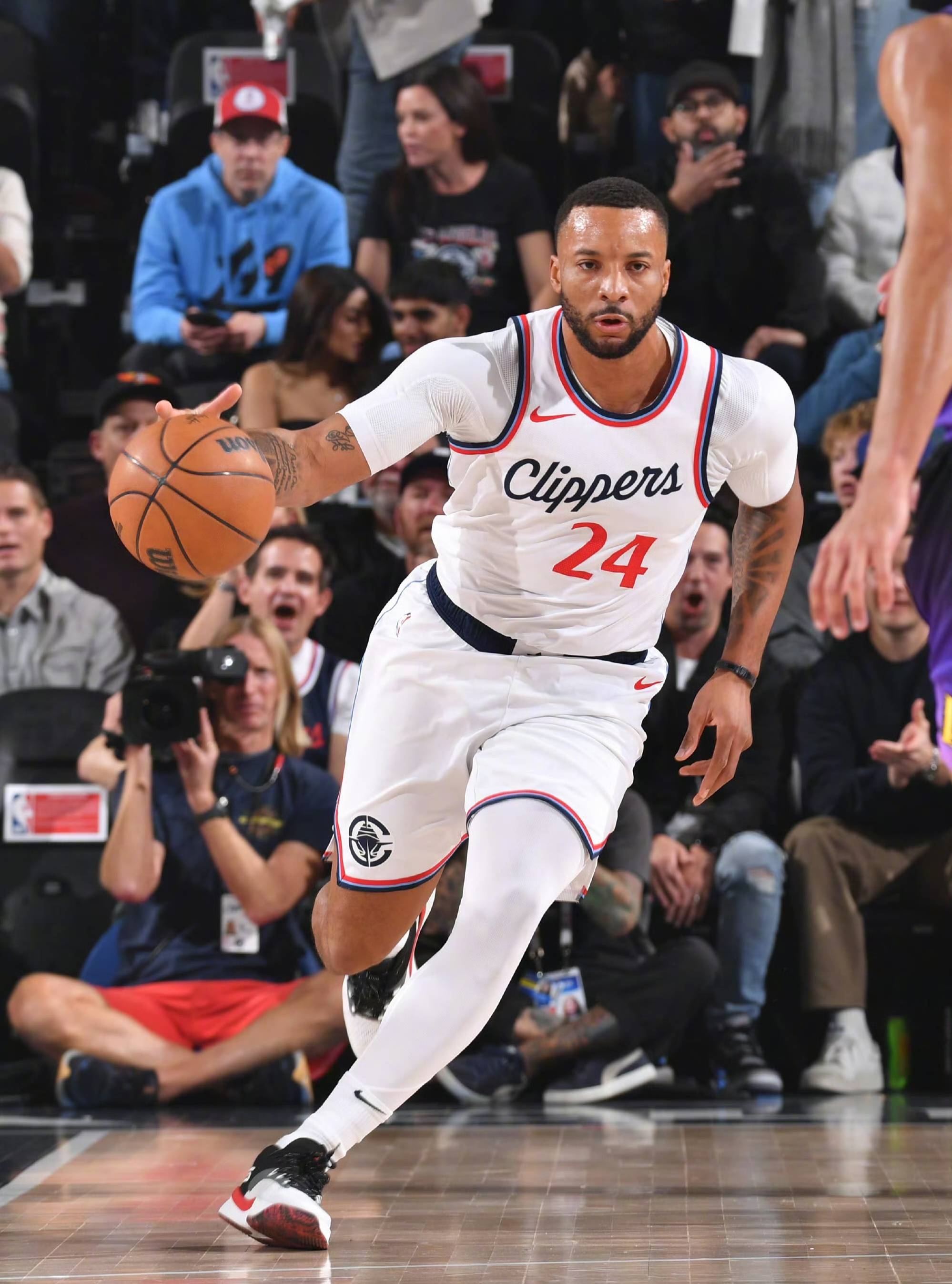 快船客场战胜尼克斯取得四连胜