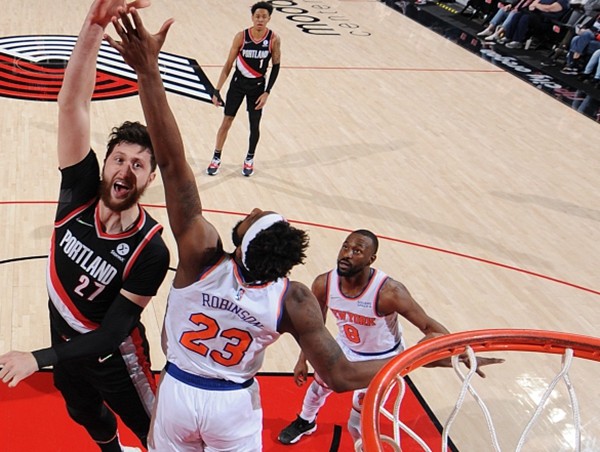 雄鹿客场大胜开拓者，取得四连胜